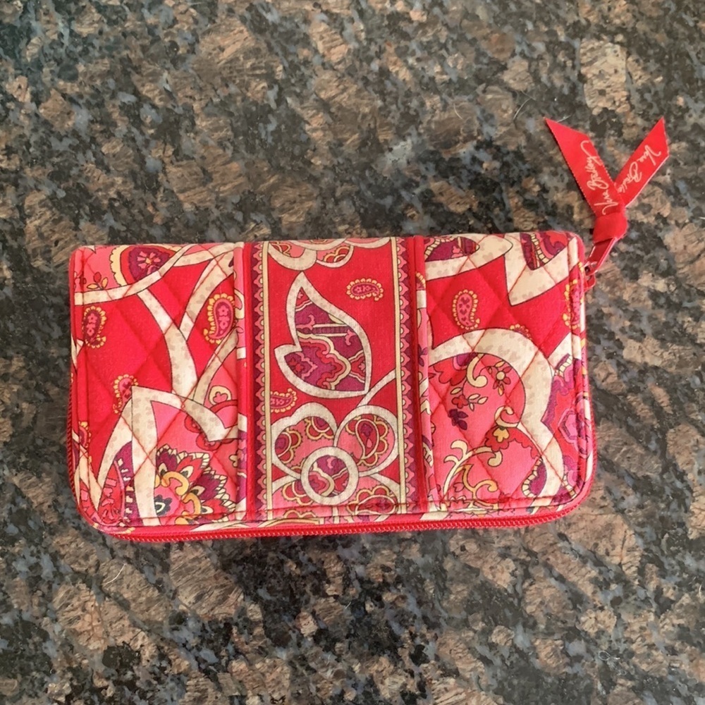 Vera Bradley Rosy Posies Wallet Cotton Red Cream Paisley Zip Around Wrislet - Picture 2 of 11